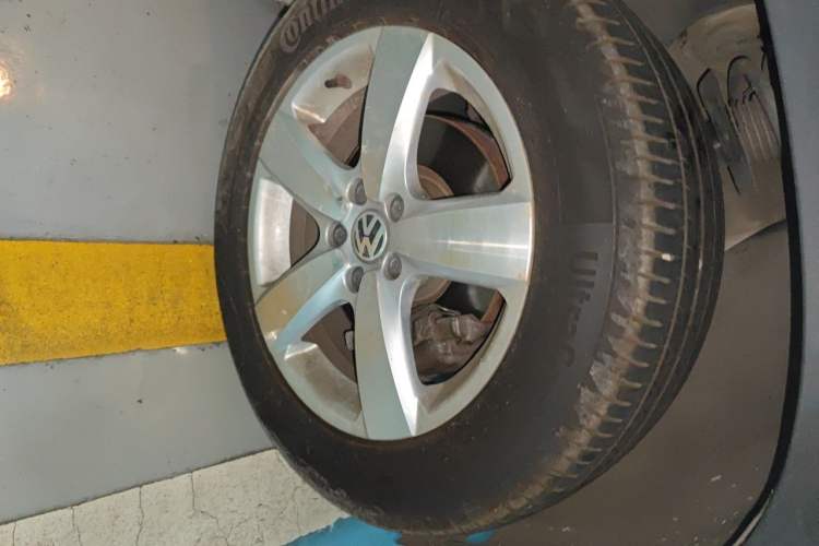 Used Volkswagen Tiguan 2012 2.0 TSI Automatic All-Wheel Drive Elite Edition Right Front Wheel Hub