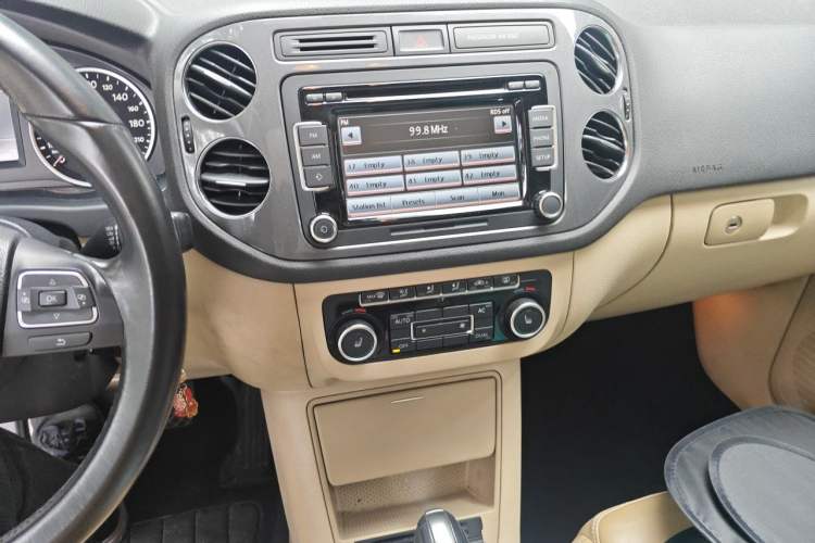 Used Volkswagen Tiguan 2012 2.0 TSI Comfort Edition Audio And AC Panel