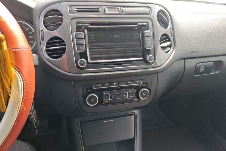 Used Volkswagen Tiguan 2012 2.0 TSI Comfort Edition Audio And AC Panel
