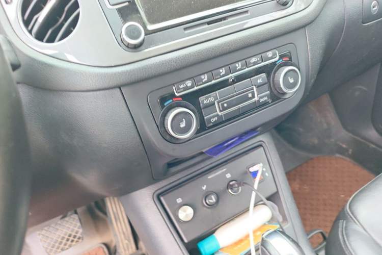 Used Volkswagen Tiguan 2012 2.0 TSI Comfort Edition Audio And AC Panel