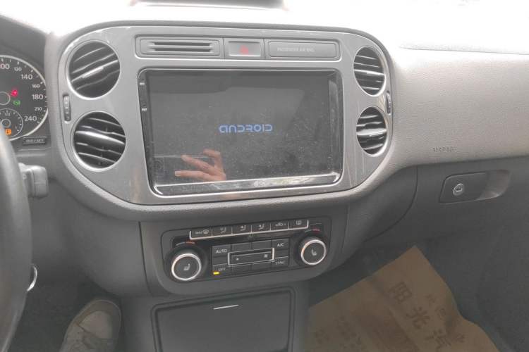 Used Volkswagen Tiguan 2012 2.0 TSI Comfort Edition Audio And AC Panel