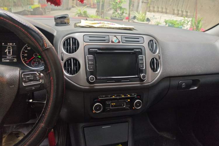 Used Volkswagen Tiguan 2012 1.8TSI Automatic All-Wheel Drive Elite Edition Audio And AC Panel