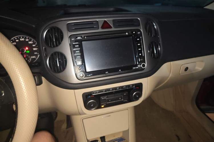Used Volkswagen Tiguan 2012 1.8TSI Automatic All-Wheel Drive Elite Edition Audio And AC Panel