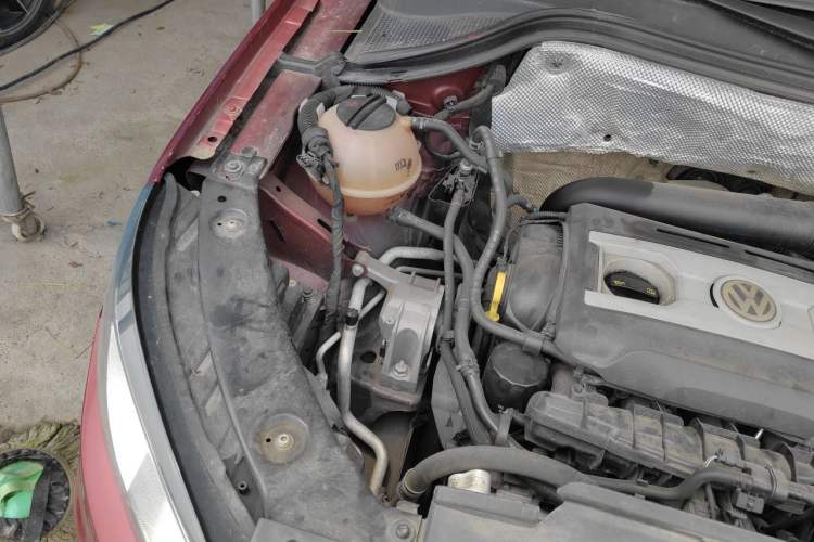 Used Volkswagen Tiguan 2012 2.0 TSI Comfort Edition Engine Bay Right