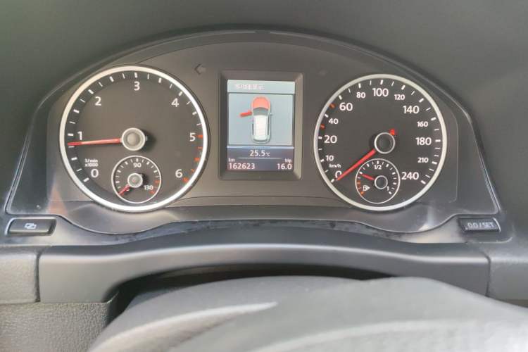 Used Volkswagen Tiguan 2012 2.0 TDI Luxury Edition Odometer Close Up