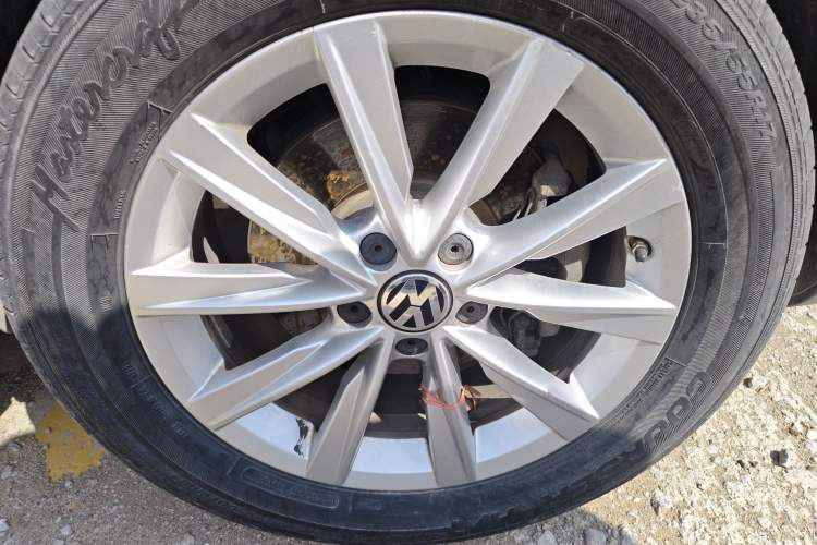 Used Volkswagen Tiguan 2012 2.0 TSI Comfort Edition Right Front Wheel Hub