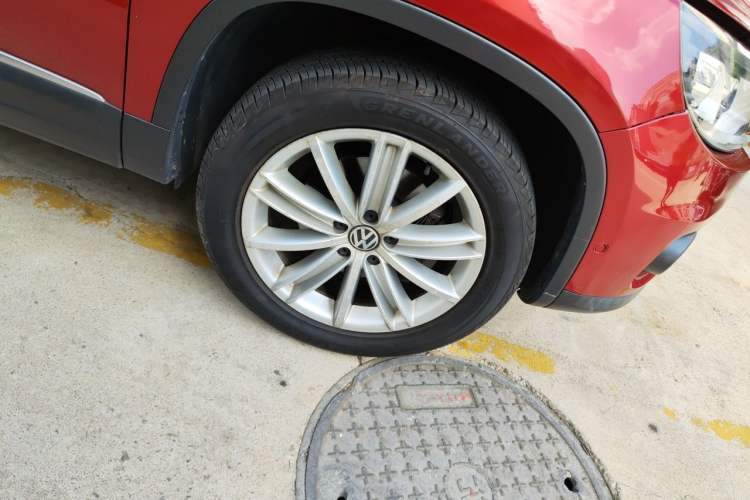 Used Volkswagen Tiguan 2012 2.0 TDI Luxury Edition Right Front Wheel Hub