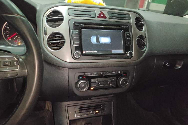 Used Volkswagen Tiguan 2012 2.0 TSI Automatic All-Wheel Drive Flagship Edition Audio And AC Panel