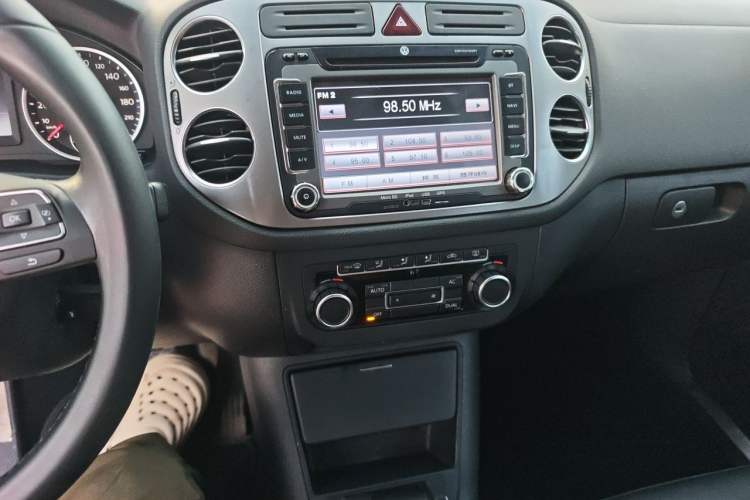 Used Volkswagen Tiguan 2012 1.8TSI Automatic Two-Wheel Drive Trend Edition Audio And AC Panel