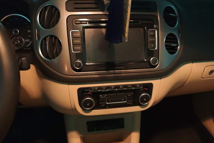 Used Volkswagen Tiguan 2012 2.0 TSI Automatic All-Wheel Drive Flagship Edition Audio And AC Panel