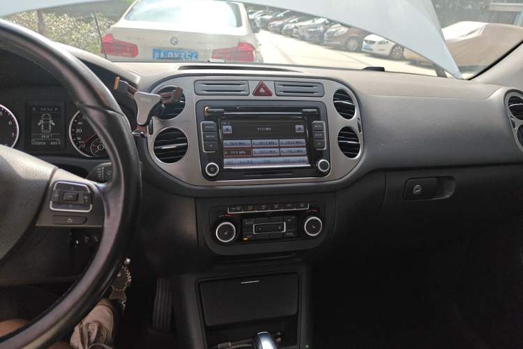 Used Volkswagen Tiguan 2012 1.8TSI Automatic Two-Wheel Drive Elite Edition Audio And AC Panel