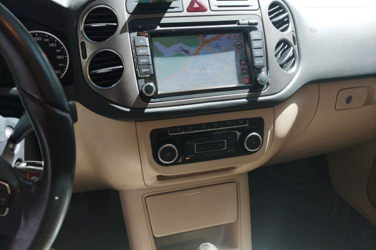 Used Volkswagen Tiguan 2012 1.8TSI Automatic Two-Wheel Drive Elite Edition Audio And AC Panel