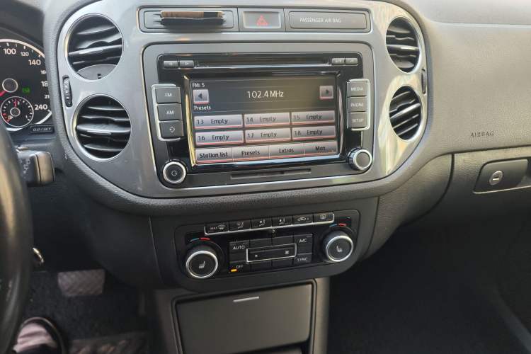 Used Volkswagen Tiguan 2012 2.0 TSI Comfort Edition Audio And AC Panel