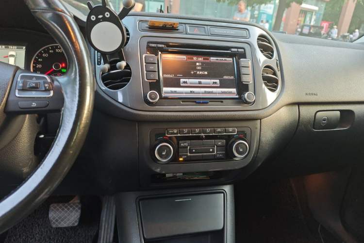 Used Volkswagen Tiguan 2012 2.0 TSI Comfort Edition Audio And AC Panel