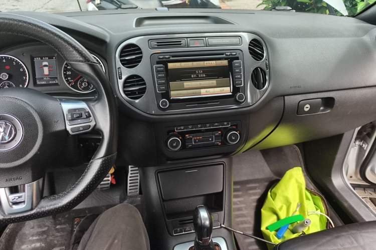 Used Volkswagen Tiguan 2012 2.0 TSI Luxury Edition Audio And AC Panel