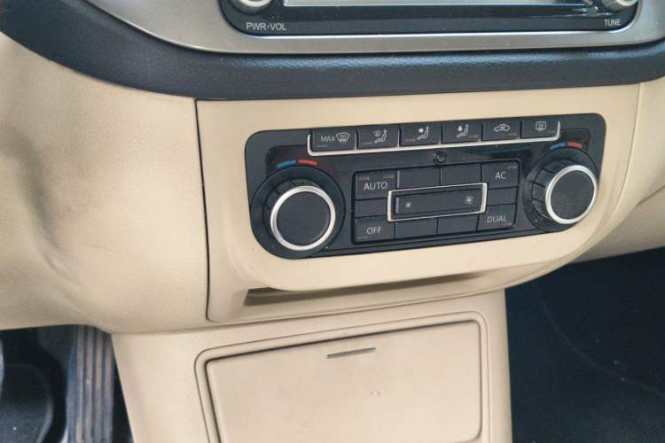Used Volkswagen Tiguan 2012 1.8TSI Automatic Two-Wheel Drive Trend Edition Audio And AC Panel