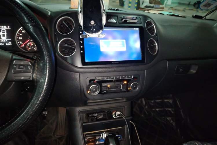 Used Volkswagen Tiguan 2012 1.8TSI Automatic Two-Wheel Drive Elite Edition Audio And AC Panel