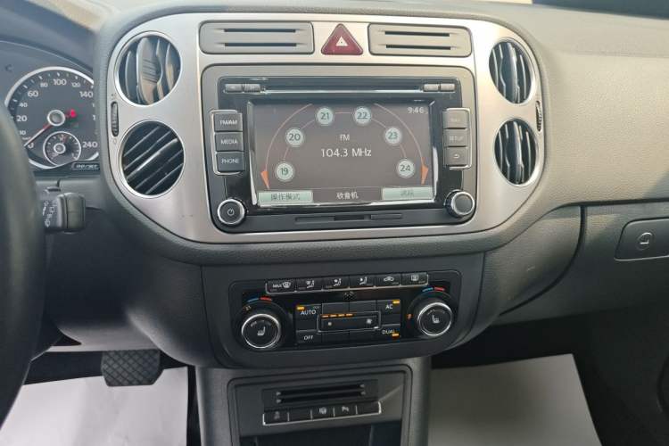 Used Volkswagen Tiguan 2012 2.0 TSI Automatic All-Wheel Drive Flagship Edition Audio And AC Panel