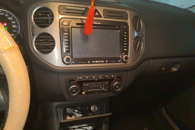 Used Volkswagen Tiguan 2012 1.8TSI Automatic All-Wheel Drive Elite Edition Audio And AC Panel