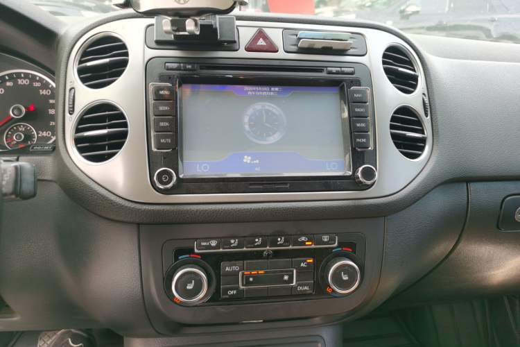 Used Volkswagen Tiguan 2012 2.0 TSI Automatic All-Wheel Drive Elite Edition Audio And AC Panel