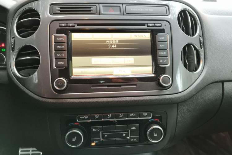 Used Volkswagen Tiguan 2012 2.0 TSI Luxury Edition Audio And AC Panel