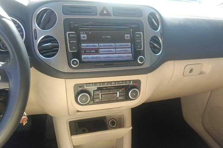 Used Volkswagen Tiguan 2012 1.8TSI Automatic Two-Wheel Drive Elite Edition Audio And AC Panel