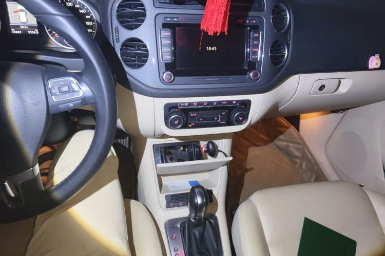 Used Volkswagen Tiguan 2012 2.0 TSI Luxury Edition Audio And AC Panel