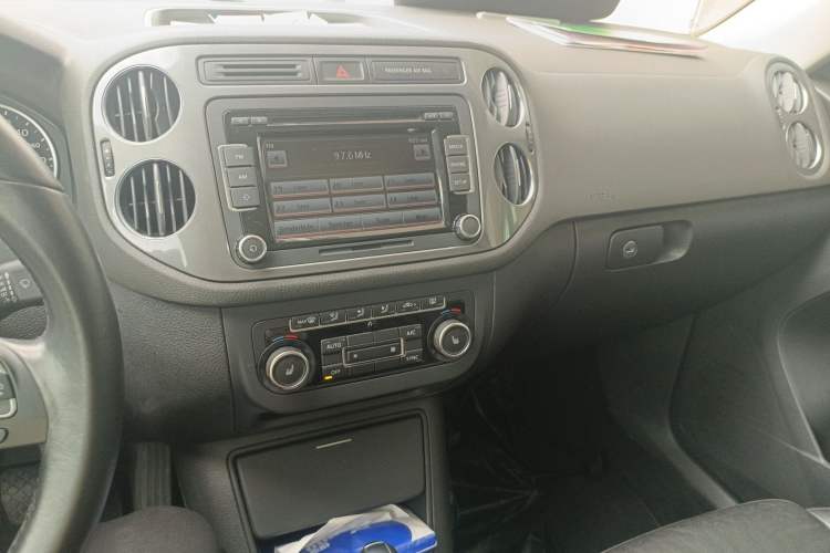 Used Volkswagen Tiguan 2012 2.0 TSI Comfort Edition Audio And AC Panel