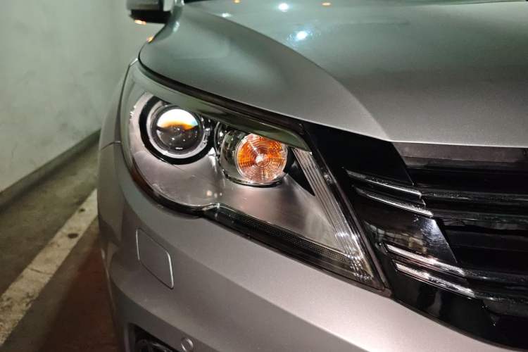 Used Volkswagen Tiguan 2012 2.0 TSI Automatic All-Wheel Drive Flagship Edition Right Front Headlight