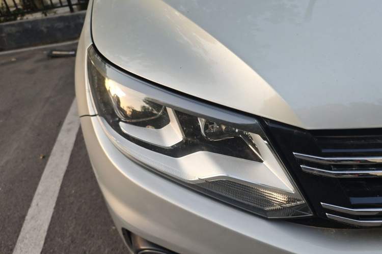 Used Volkswagen Tiguan 2012 2.0 TSI Comfort Edition Right Front Headlight