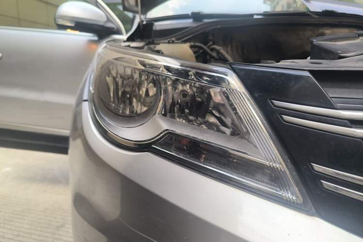 Used Volkswagen Tiguan 2012 1.8TSI Automatic All-Wheel Drive Elite Edition Right Front Headlight