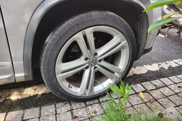 Used Volkswagen Tiguan 2012 2.0 TSI Luxury Edition Right Front Wheel Hub