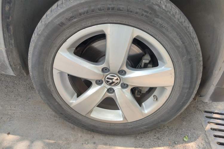 Used Volkswagen Tiguan 2012 2.0 TSI Automatic All-Wheel Drive Elite Edition Right Front Wheel Hub