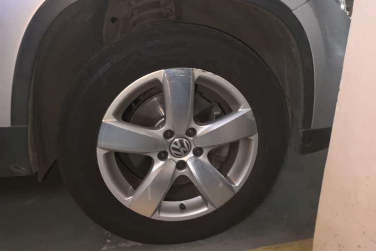 Used Volkswagen Tiguan 2012 1.8TSI Automatic All-Wheel Drive Elite Edition Right Front Wheel Hub