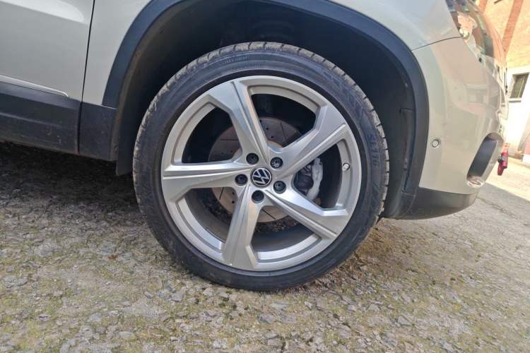 Used Volkswagen Tiguan 2012 2.0 TSI Comfort Edition Right Front Wheel Hub