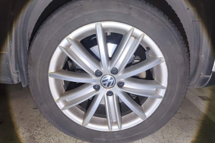 Used Volkswagen Tiguan 2012 2.0 TSI Luxury Edition Right Front Wheel Hub