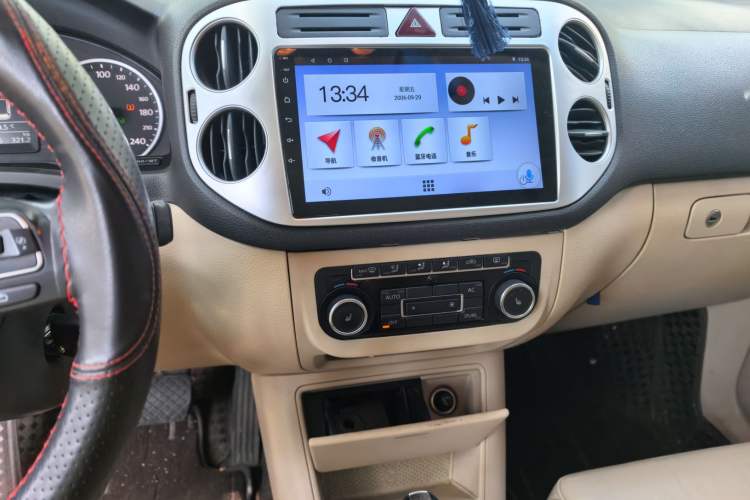 Used Volkswagen Tiguan 2012 1.8TSI Automatic All-Wheel Drive Elite Edition Audio And AC Panel