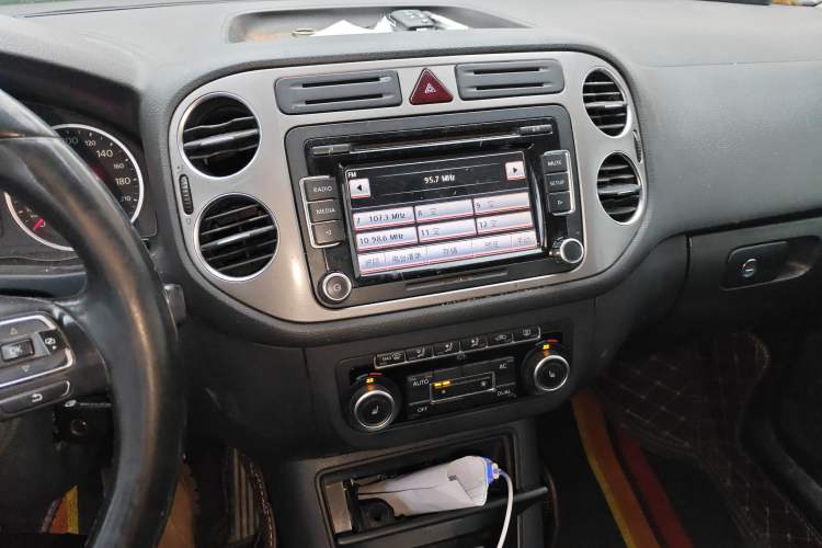 Used Volkswagen Tiguan 2012 1.8TSI Automatic All-Wheel Drive Elite Edition Audio And AC Panel