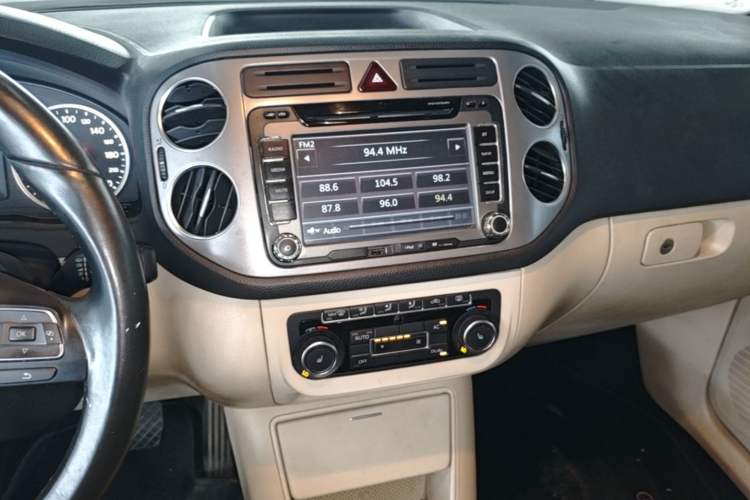 Used Volkswagen Tiguan 2012 1.8TSI Automatic All-Wheel Drive Elite Edition Audio And AC Panel