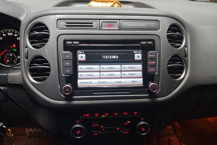 Used Volkswagen Tiguan 2012 2.0 TSI Comfort Edition Audio And AC Panel