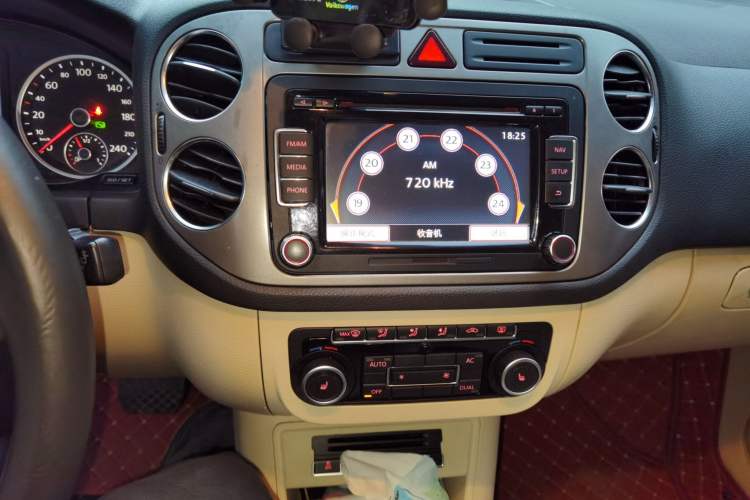 Used Volkswagen Tiguan 2012 2.0 TSI Automatic All-Wheel Drive Flagship Edition Audio And AC Panel