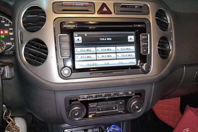 Used Volkswagen Tiguan 2012 1.8TSI Automatic Two-Wheel Drive Elite Edition Audio And AC Panel
