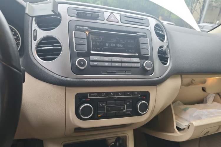 Used Volkswagen Tiguan 2012 1.8TSI Automatic Two-Wheel Drive Trend Edition Audio And AC Panel