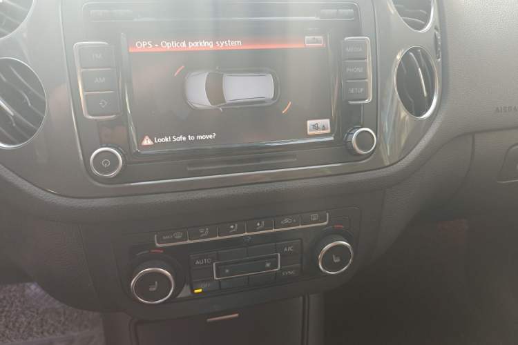 Used Volkswagen Tiguan 2012 2.0 TSI Comfort Edition Audio And AC Panel