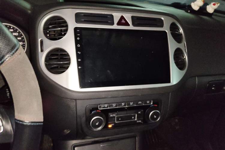 Used Volkswagen Tiguan 2012 1.8TSI Automatic Two-Wheel Drive Elite Edition Audio And AC Panel