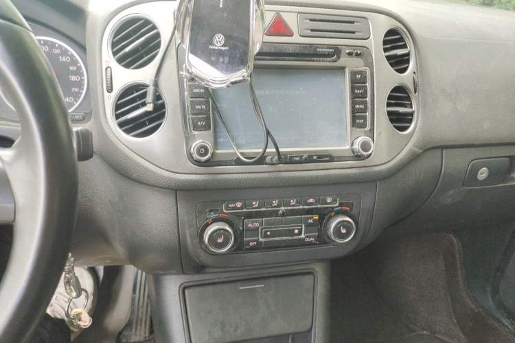 Used Volkswagen Tiguan 2012 1.8TSI Automatic All-Wheel Drive Elite Edition Audio And AC Panel