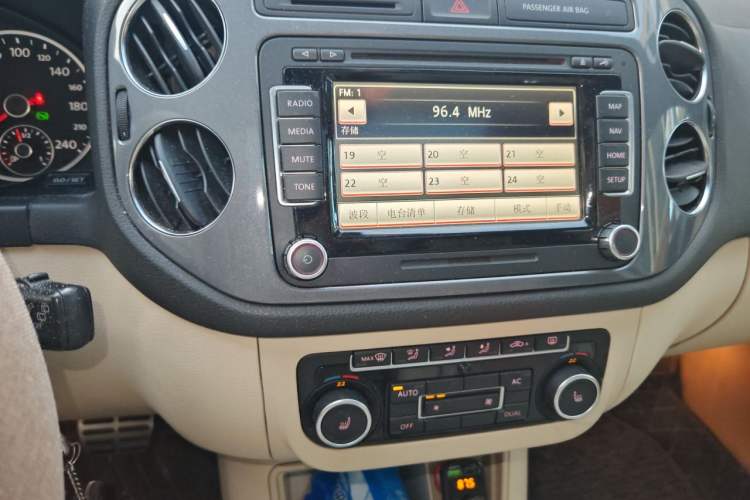 Used Volkswagen Tiguan 2012 2.0 TSI Luxury Edition Audio And AC Panel