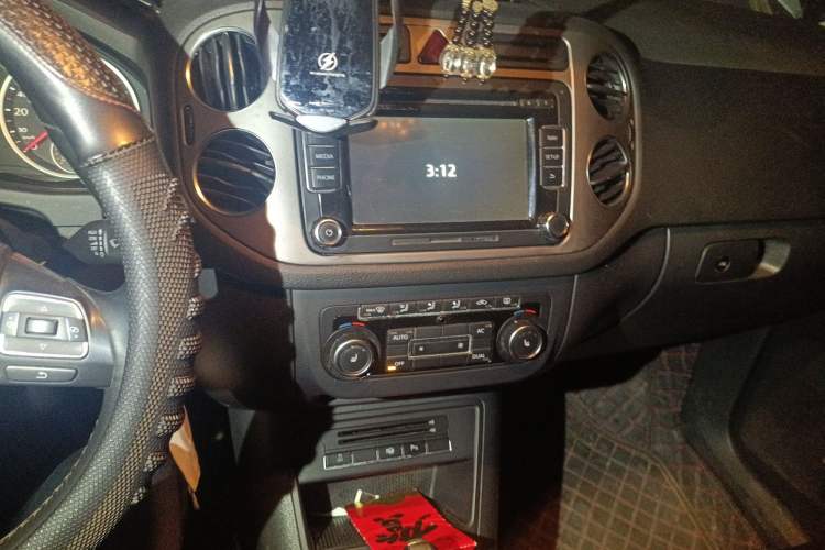 Used Volkswagen Tiguan 2012 1.8TSI Automatic All-Wheel Drive Elite Edition Audio And AC Panel