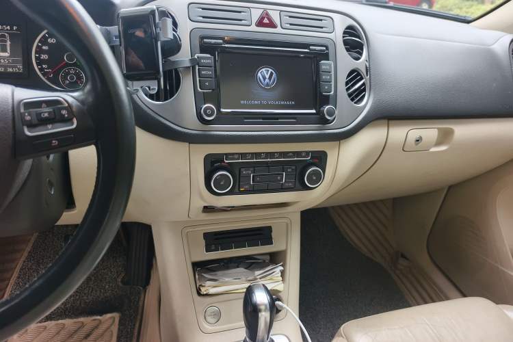 Used Volkswagen Tiguan 2012 2.0 TSI Automatic All-Wheel Drive Elite Edition Audio And AC Panel