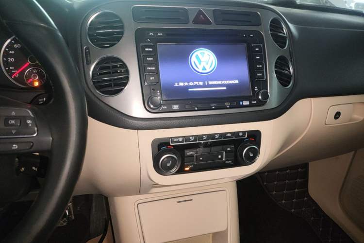 Used Volkswagen Tiguan 2012 1.8TSI Automatic All-Wheel Drive Fashion Edition Audio And AC Panel